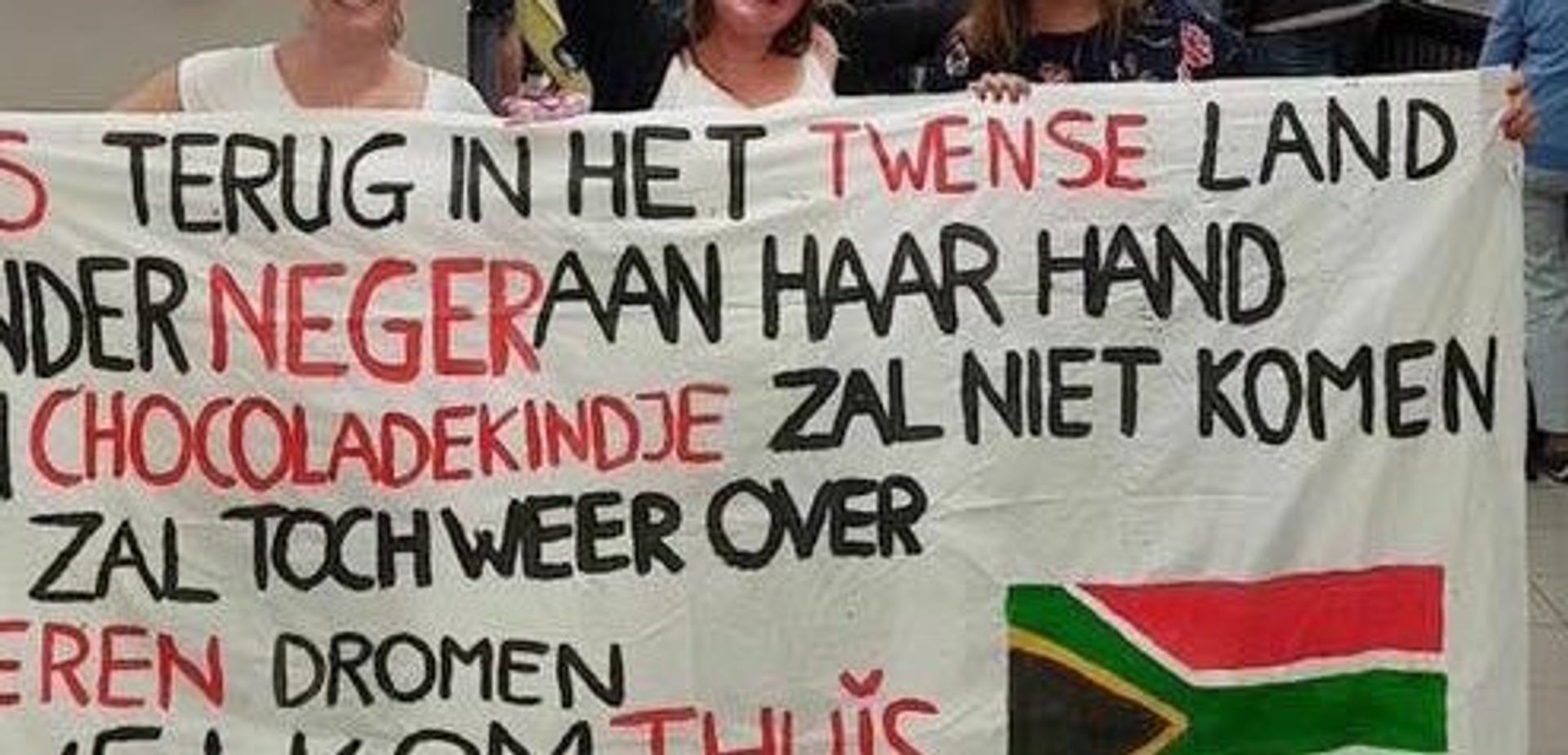 Verbijstering over racistisch spandoek op Schiphol - Joop foto
