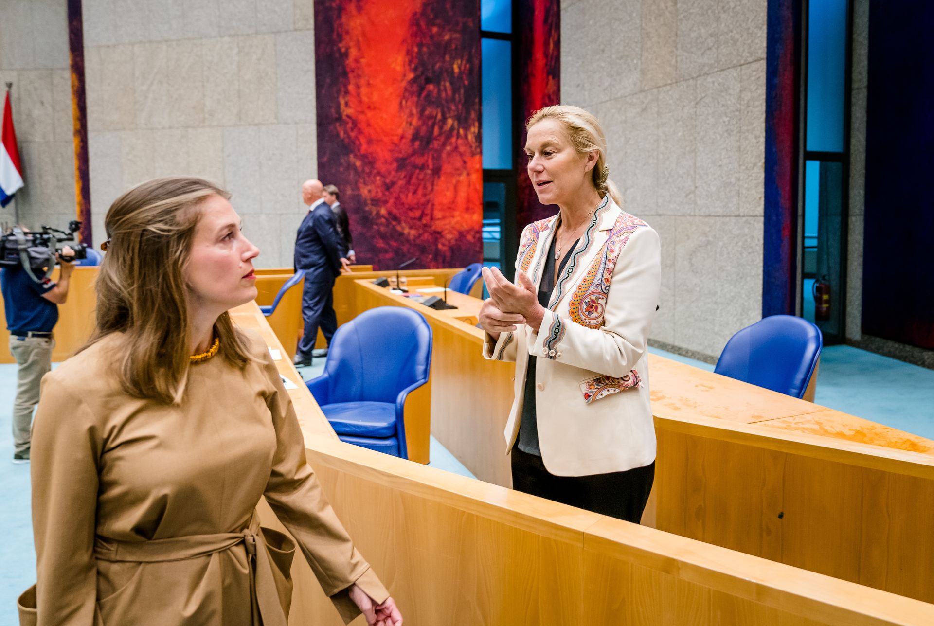 Corinne Ellemeet staat in de Kamer op eenzame hoogte - Joop afbeelding