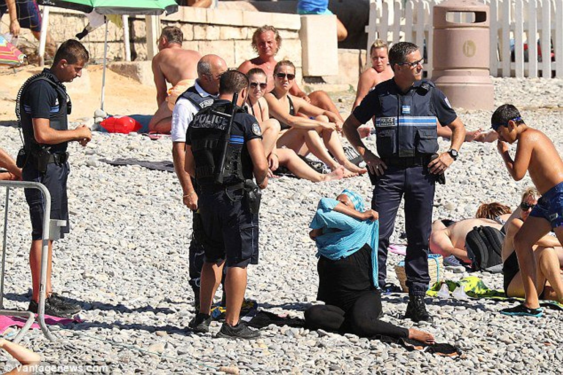 Politie dwingt vrouw zich te ontkleden op strand Nice - Joop foto afbeelding
