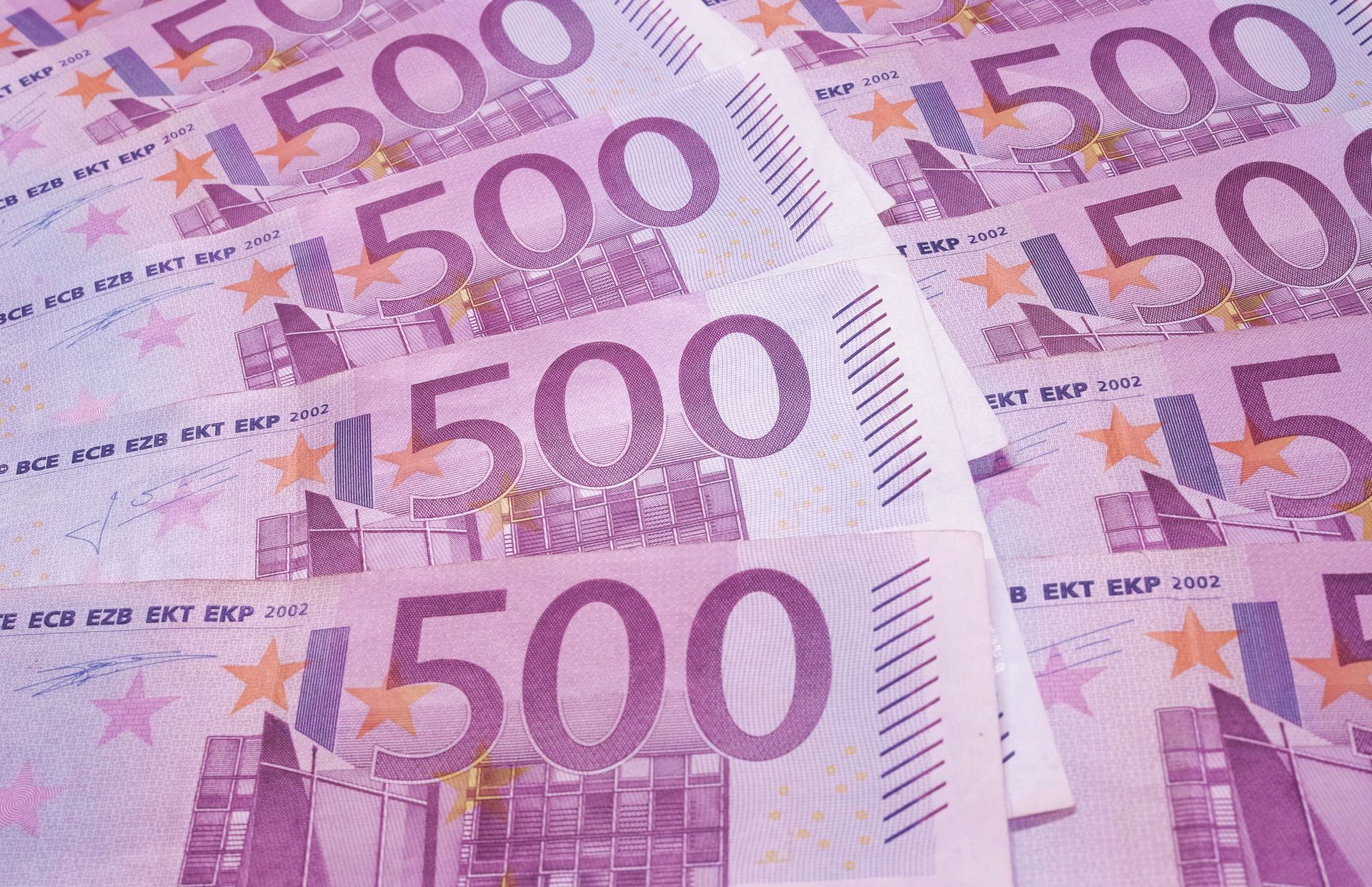 ECB stopt 500 euro biljetten, Duitsers op verlies vrijheid - - BNNVARA
