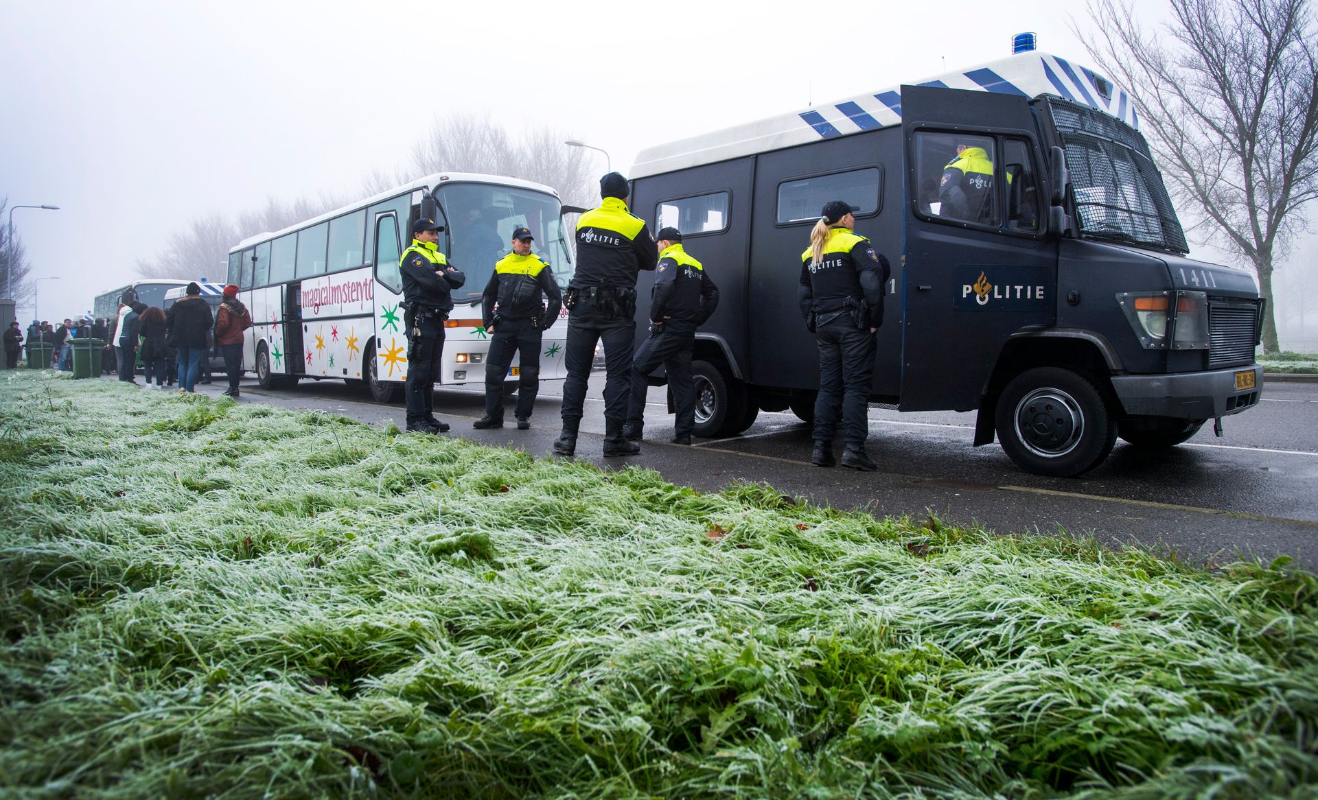 Politie-escorte voor demonstranten naar vrijheidsmanifestatie Dokkum - Joop  foto