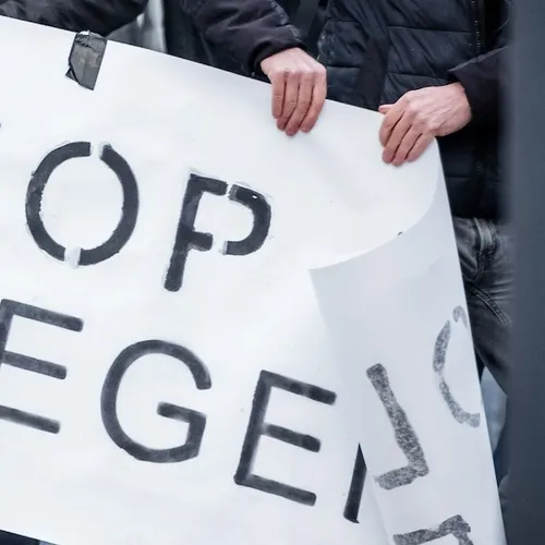 Ultrarechts 'nationaal protest' tegen azc's is totale afgang, wel grotere tegendemo's