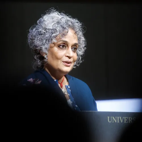 Arundhati Roy zegt Filmfestival Berlijn af na jurycommentaar dat filmmakers 'zich buiten politiek moeten houden'