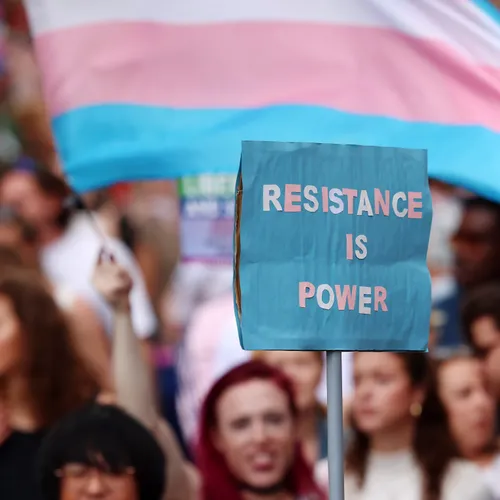 Voorzij wil een samenleving zonder trans mensen, en Dagblad van het Noorden helpt daar graag bij