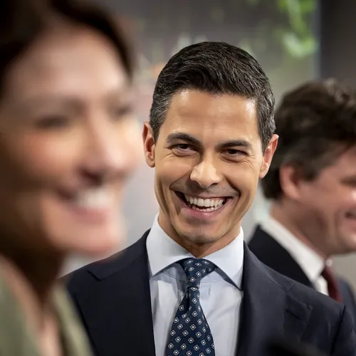 Het gaat geweldig goed met de economie maar op jou wordt bezuinigd