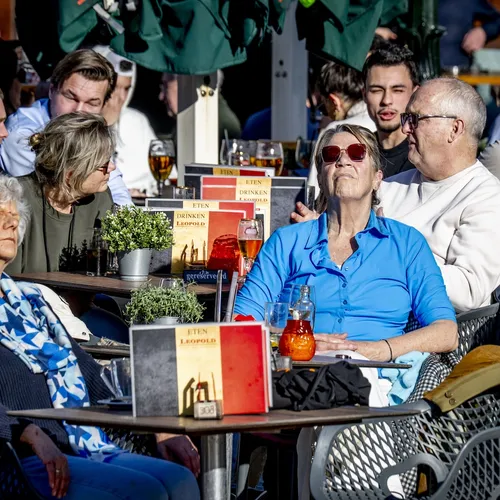 Een café vol kikkers, een wereld vol bommen