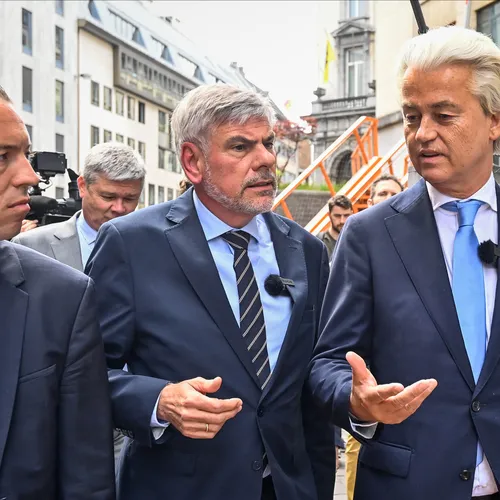 Rechtsextremistisch raadslid klaagt over antisemitisme, maar wordt dan geconfronteerd met foto partijgenoten