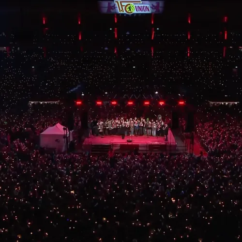 Tienduizenden voetbalsupporters vullen stadion om samen kerstliederen te zingen