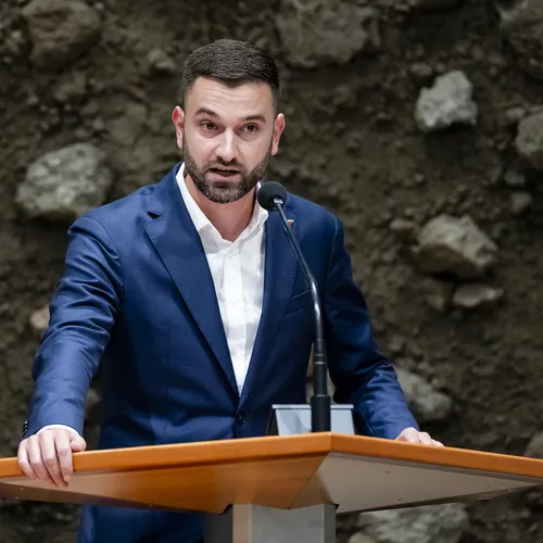 Crisis bij DENK: Van Baarle stopt als lijsttrekker na conflict met partijbestuur