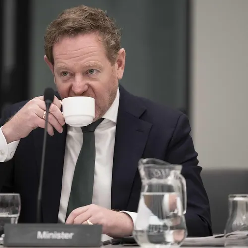 Kies voor een menswaardig beleid dat werkt, in plaats van gevangenis voor ongedocumenteerden