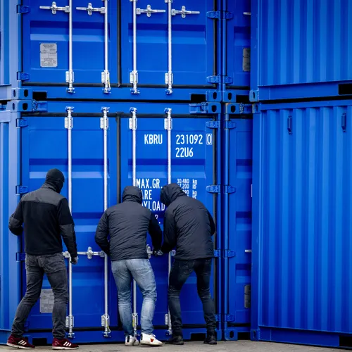 Het systeem vervreemdt, de wet veroordeelt