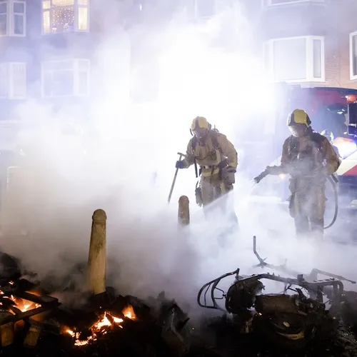 Stop met knuffelen, laat relschoppers gewoon betalen