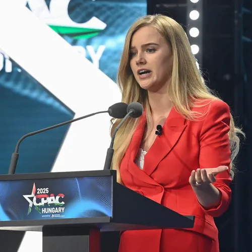 Nazifluencer Eva Vlaardingerbroek niet welkom in het Verenigd Koninkrijk