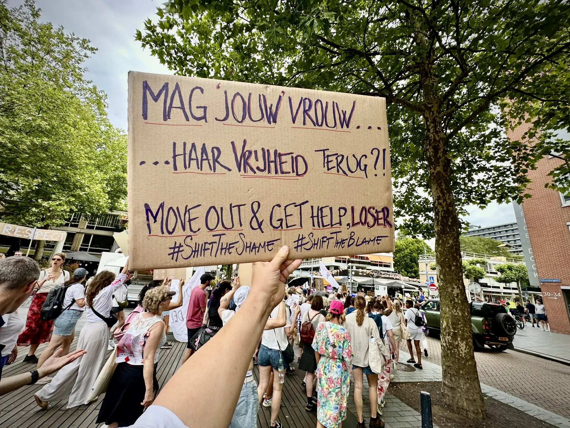 Afbeelding van ‘Mag jouw vrouw… alleen naar buiten?’