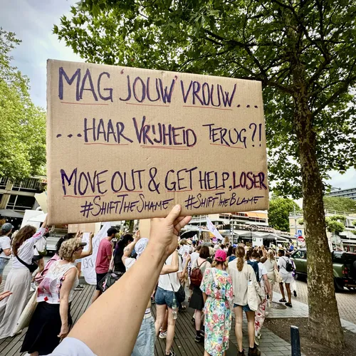 ‘Mag jouw vrouw… alleen naar buiten?’