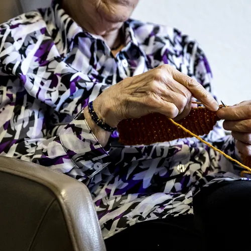 Moeten AOW’ers op een houtje gaan bijten?