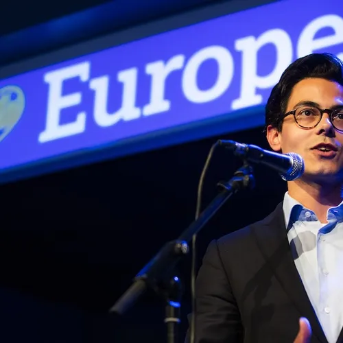 Het is echt de hoogste tijd om de Europese vlag op te hangen in de Tweede Kamer