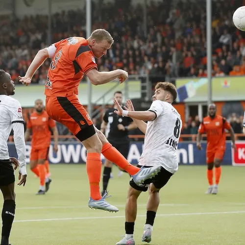 Koppen in het voetbal moet verboden worden