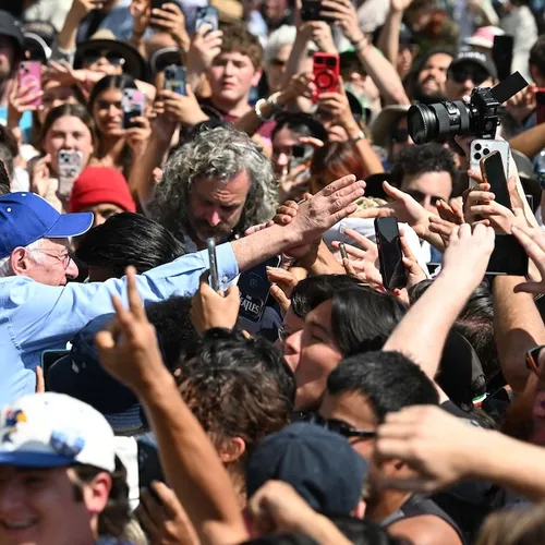 Bernie Sanders verrast muziekfestival Coachella met oproep in verzet te komen tegen Trump