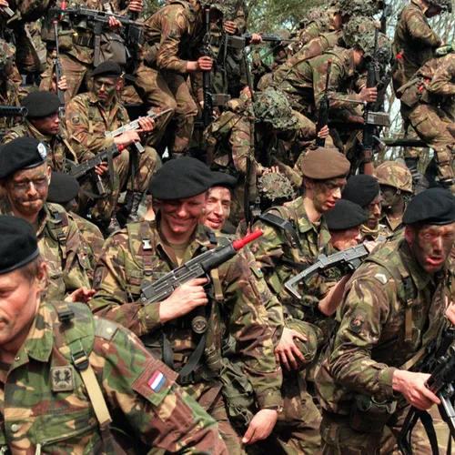 De gewone mensen offeren straks hun geld en hun kinderen voor de oorlog