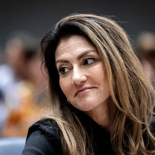 Hardleerse Yesilgöz zaagt opnieuw aan eigen stoelpoten en houdt deur open voor extreemrechts