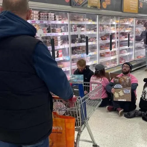 Veganisten blokkeren vleeswaren-afdeling supermarkt, klanten gaan door het lint