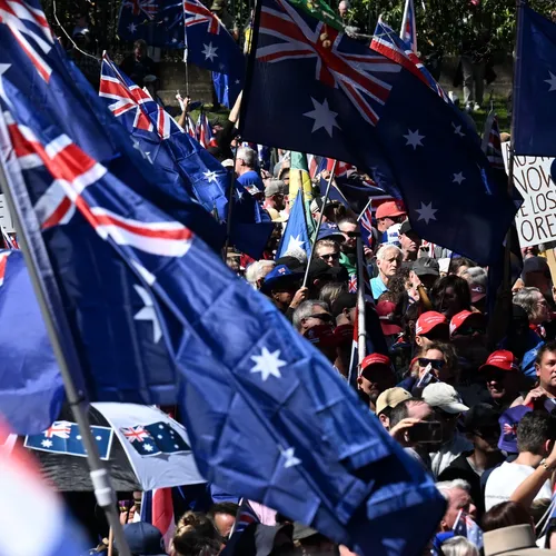 Duizenden rechtsextremisten marcheren door de straten van Australië