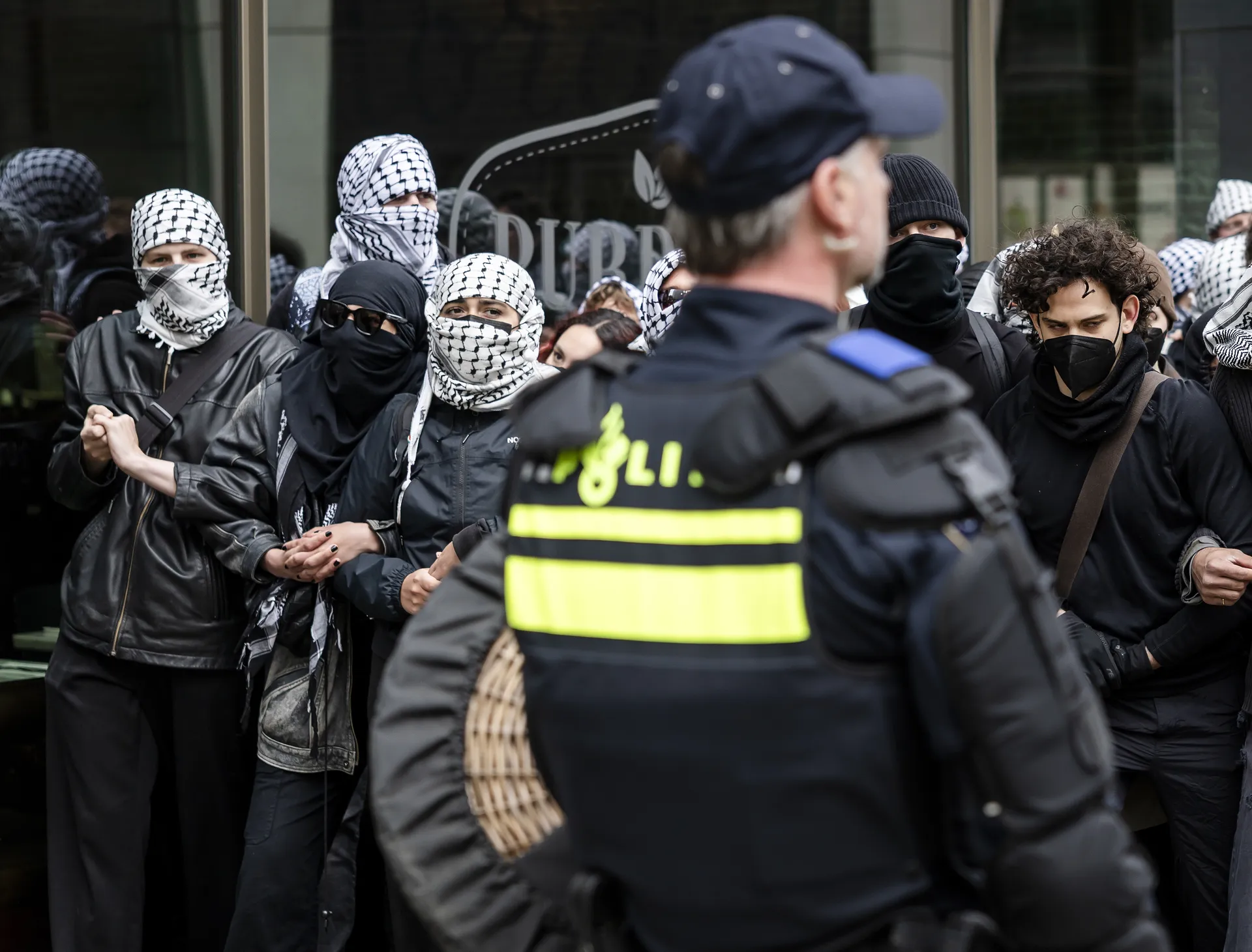 Afbeelding van Als de rechtsstaat verdampt moet je jezelf weer beschermen