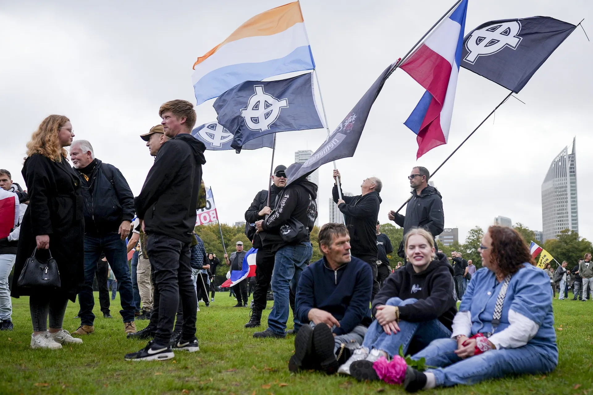 Veiligheidsdiensten waarschuwen voor normalisering extreemrechts, VVD steekt kop in het zand - Joop - BNNVARA