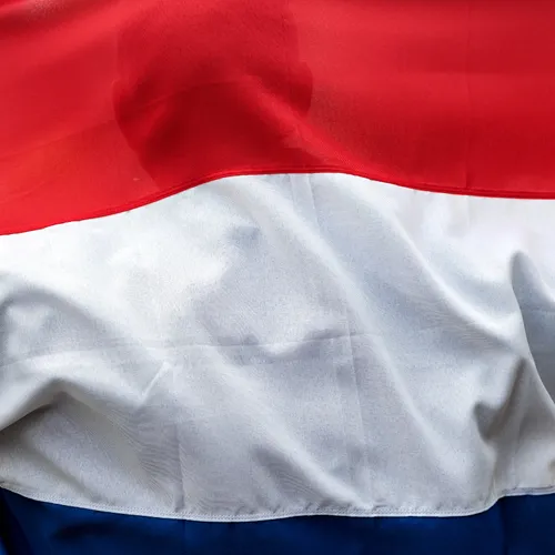 College Uithoorn geeft extreemrechts de Nederlandse vlag cadeau