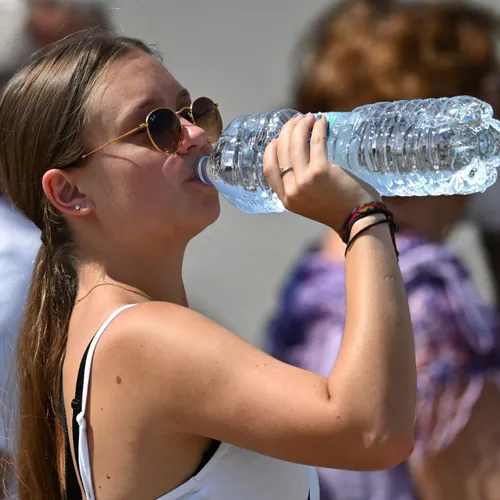 Wie water uit fles drinkt, krijgt veel meer microplastics binnen