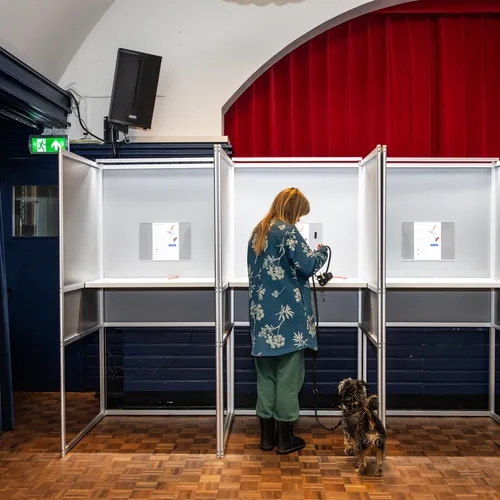 Een man valt buiten de boot. Is dit kansengelijkheid?