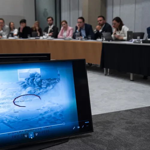 Brekelmans (VVD) biedt excuses aan in Hawija voor Nederlands bombardement op burgers