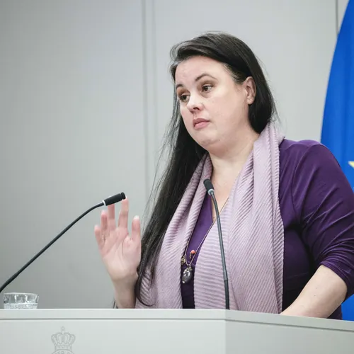 Annabel Nanninga (JA21) compleet over de zeik om kinderboek met bruine kindjes