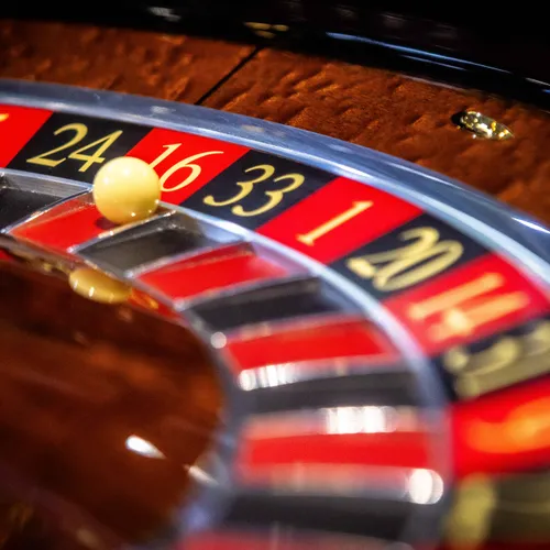 ‘Links’ blijft maar drammen tegen het door de strot rammen van reclame