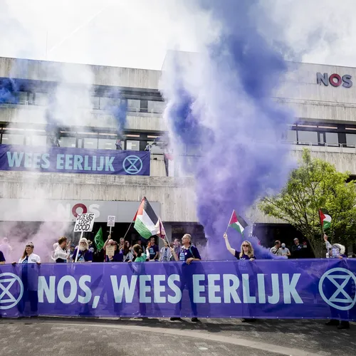 Extinction Rebellion houdt vreedzaam protest tegen 'oneerlijke' NOS