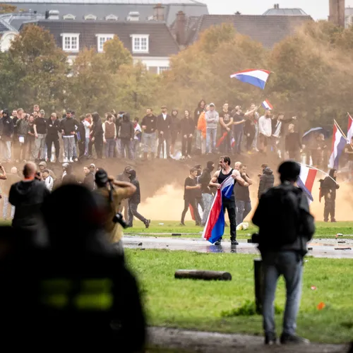 Tante Theodora en het extreemrechtse spiegelpaleis