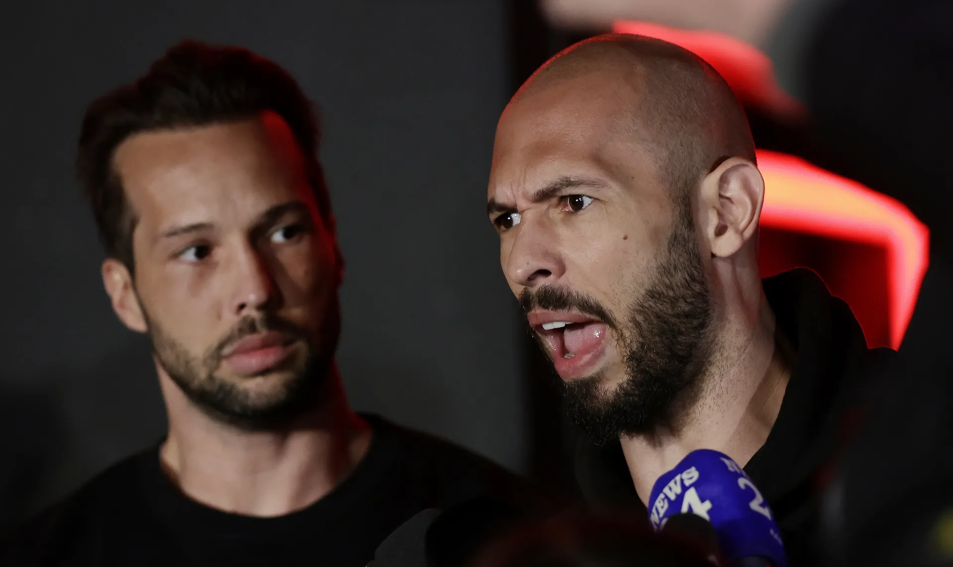 Afbeelding van Andrew en Tristan Tate ook in VK aangeklaagd voor verkrachting en mensenhandel