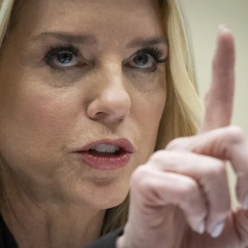 Pam Bondi kon niet genoeg afleiden van het Epstein-schandaal, Trump ontslaat z'n procureur-generaal