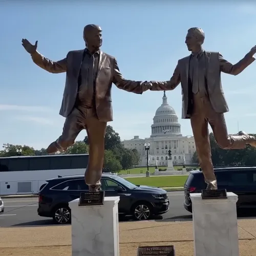 Historisch standbeeld van Trump en zijn vriend Epstein neergehaald in Washington