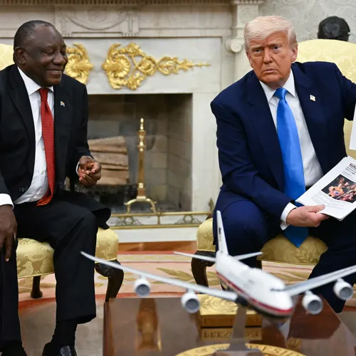 Trump probeert Zuid-Afrikaanse president Ramaphosa te vernederen met extreemrechtse lulkoek
