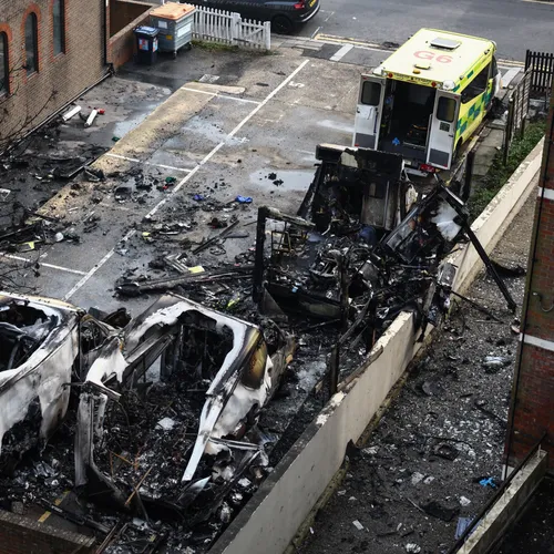 Ambulances Joodse organisatie Londen in brand gestoken, politie gaat uit van antisemitische aanslag