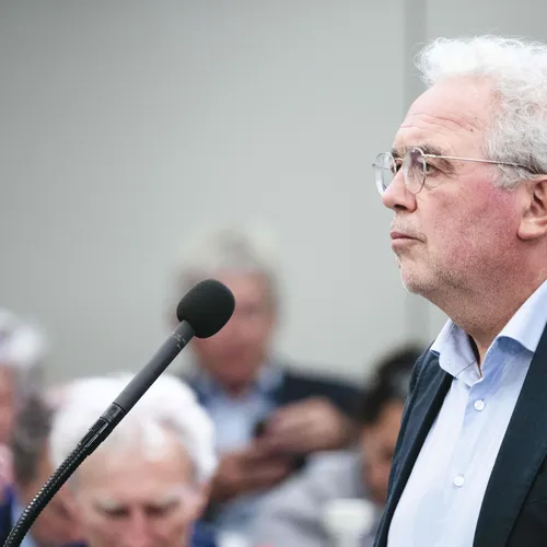 PvdD-oprichter Koffeman wil partij 'redden' en zegt week voor verkiezingen lidmaatschap op