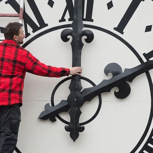 Španija predlaga ukinitev premikanja ure na ravni EU