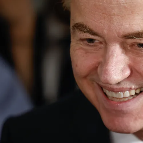 Al 25 jaar kibbelen we om kruimels voor migranten, terwijl de rijken lachend de bakkerij leegroven