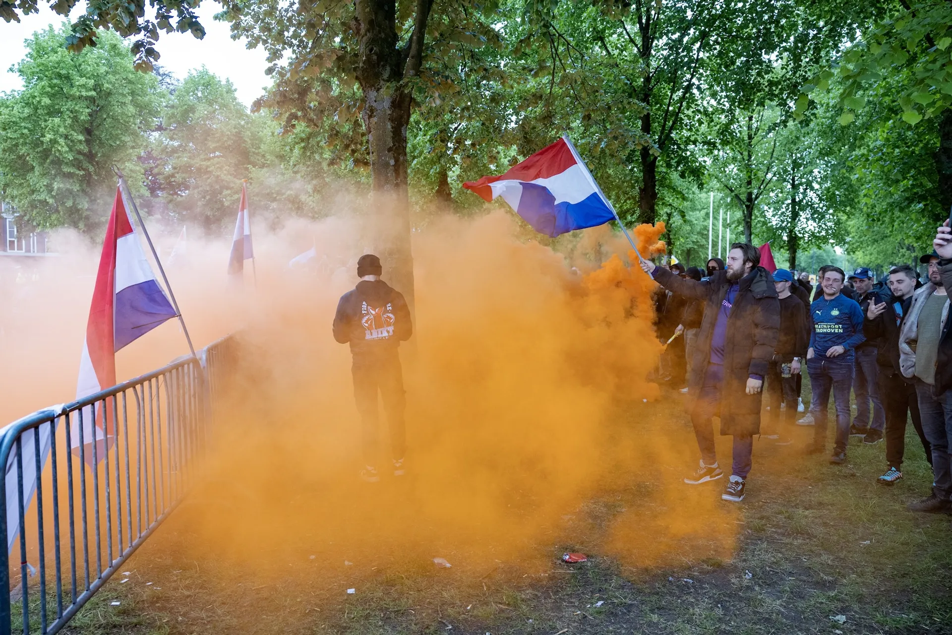 Afbeelding van Neonazi's belegeren en vernielen stadhuis Wijk bij Duurstede om komst kleinschalig nood-azc
