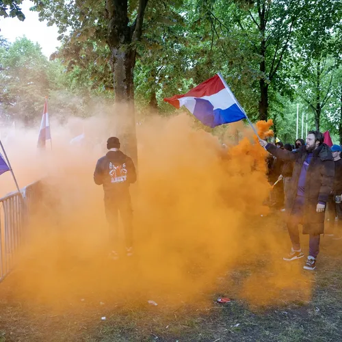 Neonazi's belegeren en vernielen stadhuis Wijk bij Duurstede om komst kleinschalig nood-azc