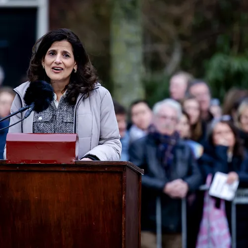 Sitalsing waarschuwt voor herhaling gitzwarte geschiedenis in Abel Herzberg-lezing