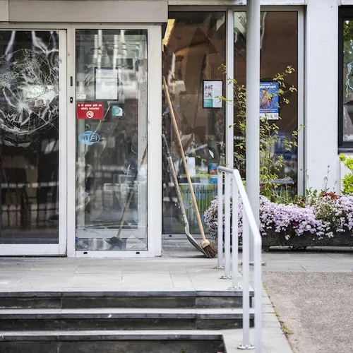 Geweldplegers zetten door na concessies overheid, gemeentehuis Loosdrecht vernield