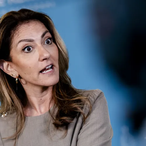 Regel je noodpakket nu: Dilan Yesilgöz wordt minister van Defensie